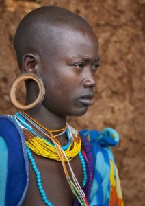 Az ősi szokás még napjainkban is él – afrikai törzsi fülbevaló