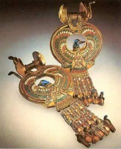 Egyiptomi isten szimbólumos fülbevalók